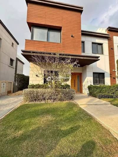Lowest price for quick sale: townhouse villa with 4 bedrooms, lowest down payment and installments, prime location with open view overlooking landscap