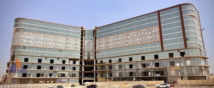 محل تجارى للبيع استلام قريب بعائد شهرى على محور الأمل مباشرة فيو مفتوح على أكبر ميدان فى ال mu23  فى قلب العاصمة الإدارية الجديده New Administrative C