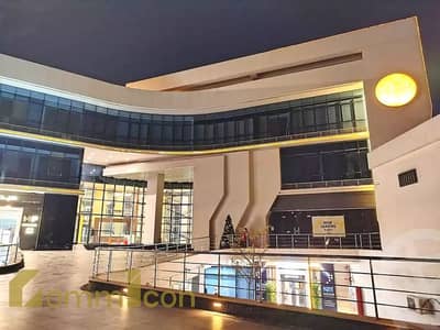 محل ارضي لقطه استلام فوري جاهز للتشغيل امام بنزينه تشيل اوت و محور الامل مباشره Ivory plaza