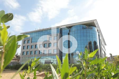 مبنى إداري بمساحة ١٧٠٠ متر مربع للبيع، جاهز للسكن، في فندق شيراتون هليوبوليس - مصر الجددة - موقع متميز