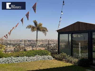 فيلا ستاند الون متشطب بالكامل للبيع في أب تاون القاهرة - المقطم جاهز للسكن  موقع مميز