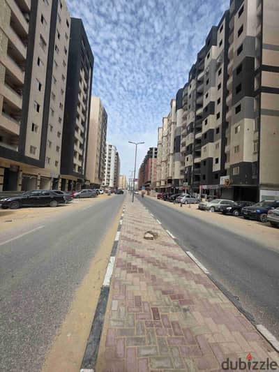 محل 185م على شارع الخمسين الرئيسي في مدينه نصر حي الواحه– فرصة ذهبية للاستثمار