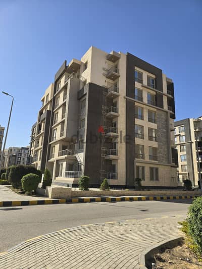 كمبوند جنة القاهرة الجديدة على النادى و منطقة الخدمات مباشرة