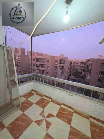 للإيجار شقة فاضية بجراج خاص في زهراء المعادي ابراج المعمورة بشارع الزهراء الرئيسي موقع مميز و هادي بجانب الجامع الكويتي خطوات لشارع الخمسين و المول الجديد و المطاعم و البراندات العالمية