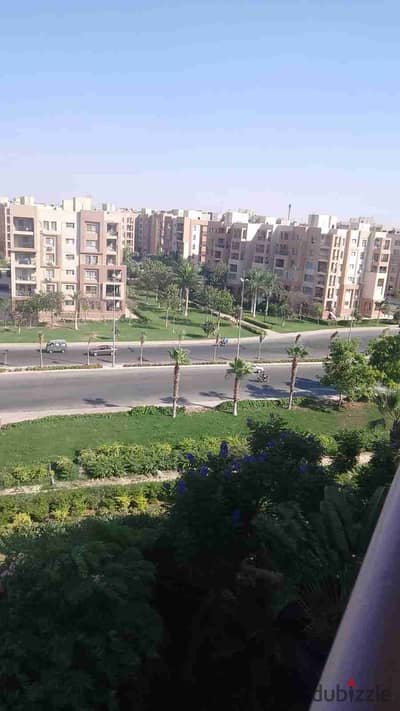 For sale in my city B2 a 175 square meter apartment directly on the stream, steps from the schools, not damaged, excellent location, consisting of 3 bedrooms, including a master bedroom, reception + kitchen + 3 bathrooms