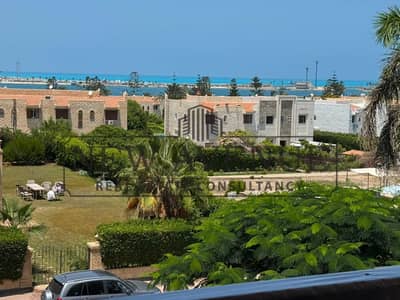 شاليه للبيع في مارينا 4 الساحل الشمالي Marina 4 مفروش بالكامل جاهز للاستلام موقع مميز قريب من الشاطئ مثالي للمصيف وفرصة ممتازة للاستثمار.