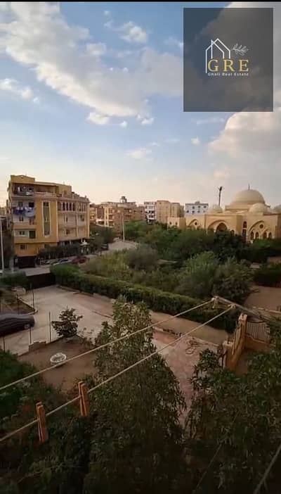  شقة للبيع الحي الخامس 6 أكتوبر، 200م صافي، 3 غرف و2 حمام، ثاني بلكونة، بحري وقبلي، فيو مفتوح غير مجروحة، موقع مميز جدًا على شارع رئيسي