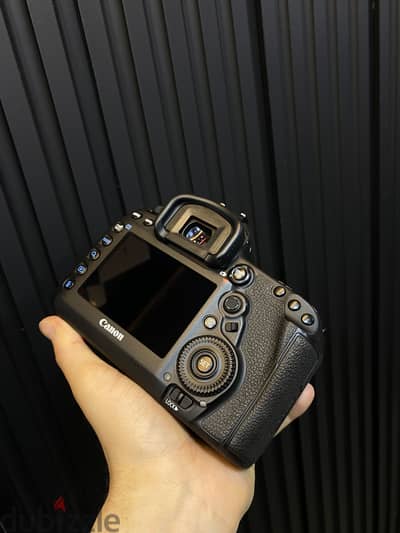  للبيع: كاميرا كانون 5D Mark IV