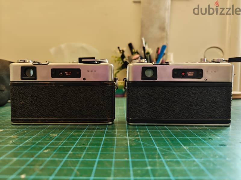 2 Yashica cameras (non-working) + case + strap 2