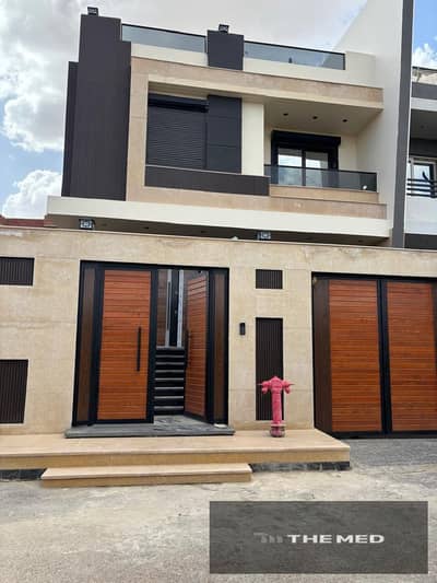 For sale: Luxury townhouse, ready to move, in a prime location in Palm Villa, October