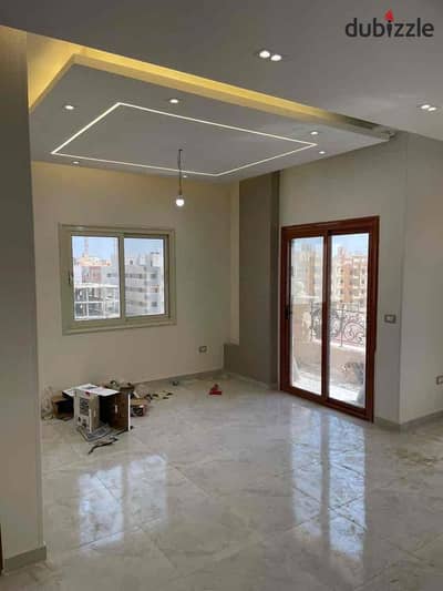 شقه متشطبه استلام فوري بحري كامله التشطيب( بالارضيات و الدهانات والسباكه والكهرباء) في ارقي موقع في الاندلس بجانب مفيدا موقع مميز بالقرب من الخدمات