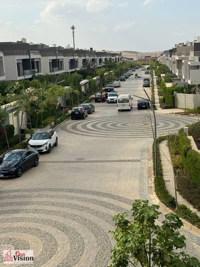 للبيع توين هاوس فى باتيو الزهراء  مساحة الارض 220 مساحة المبانى 210 ارض اول روف 4 غرف 4 حمام تشطيب الترا سوبر لوكس الفيلا مكيفة بالكامل البيع شامل الا