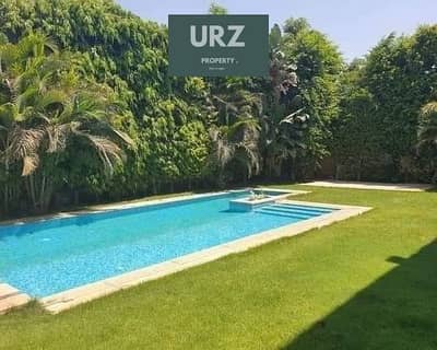 فيلا مع حمام سباحة خاص تشطيب فاخر واقساط علي 15 سنة للبيع علي طريق السويس بالقرب من الرحاب ومدينتي و هايد بارك وبالم هيلز