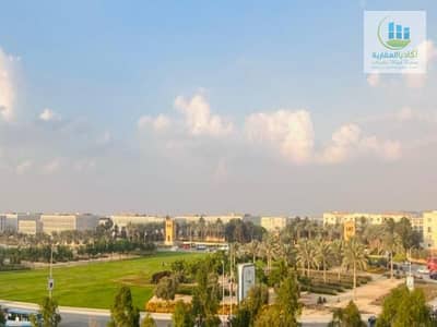 شقة (تصلح مكتب) متشطبة بالمطبخ 165م للإيجار بفيو مفتوح شارع التسعين أمام كمبوند ميفيدا إعمار وإيترنا وجوار كمبوند القطامية ديونز والجامعة الأمريكية