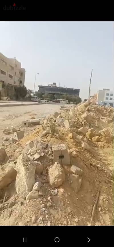 أرض صناعي تحت الإنشاء للبيع بالتجمع الخامس المنطقة الصناعية بموقع مميز وقريب من المحاور الرئيسية  مساحة الأرض 3175 متر مقام عليها جمالون على مساحة 127