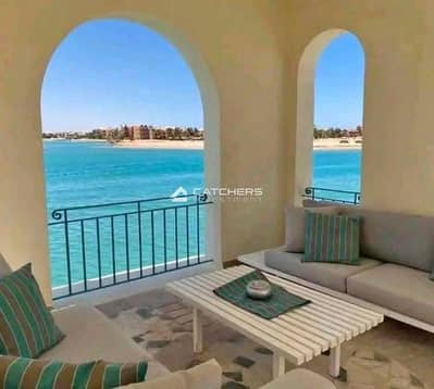 شالية استلام فوري + متشطب [ مع الفرش والاجهزة والتكيفات ] view مباشر علي البحر [ بانورامي ] اميز لوكيشن في الساحل الشمالي