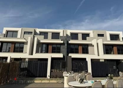 . تاون هاوس 215م بمقدم 5% مع اكتر مطور موثوق لافيستا جاهزه للمعاينه فى اميز لوكيشن بكمبوند باتيو تاون بجوار الجامعه الامريكيه - التجمع الخامس