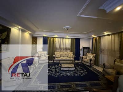 شقة للايجار الفروش سعر مميز في حي السفارات ابراج العقاد تشطيب وفرش فاخر جدا مساحه 250 م