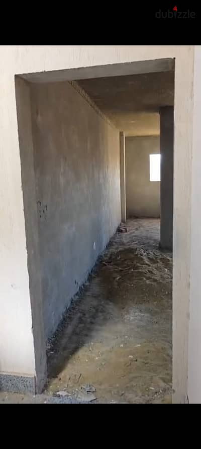 شقة للبيع 225 متر فى الحى الثالث شرق مدينة الشروق - فيو مفتوح غير مجروجه - استلام فورى - نص تشطيب - اخر وحده ف الفيلا