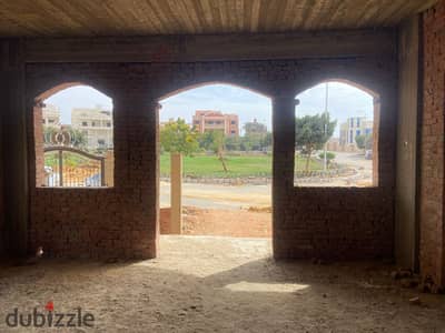 شقة ارضى للبيع 185م فى الحى الثانى شرق - نص تشطيب - قسط على سنة ونص - خطوات لكمبوند دار مصر