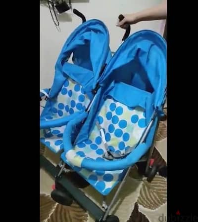 عربية أطفال توأم (Twin Stroller) خفيفة وقابلة للطي – حالة ممتازة