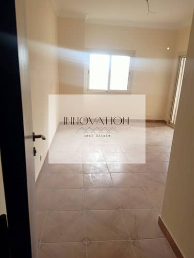 شقة أول سكن دور أرضي — 3 غرف · 2 حمام · ريسبشن 3 قطع · عند الجامعة البريطانيه