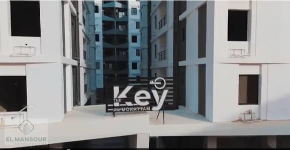 شقة140م في ميني كمبوند The Key، 3 غرف و2 حمام وريسبشن واسع ومطبخ وتراس. كمبوند هادي بخدمات متكاملة، أمن 24 ساعة، جراج، مساحات خضراء وموقع مميز قريب م