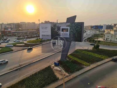 للبيع بموقع مميز على شارع التسعين الشمالي مباشرة – التجمع الخامس