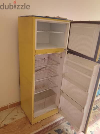 تلاجه كرياذي بحالتها وبشحن  الشركه