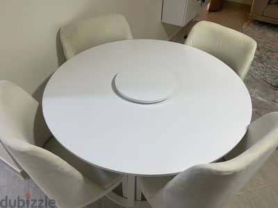 سفرة وخمس كراسي
