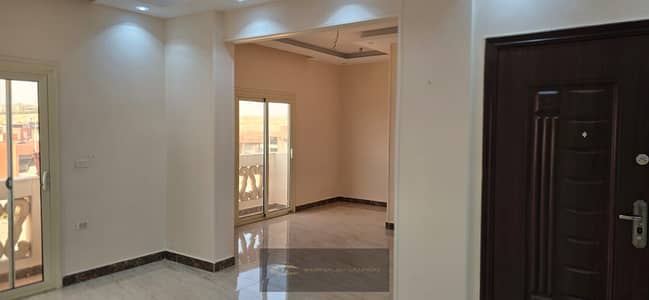 للإيجار شقة مميزة داخل الحي 16 بمدينة الشيخ زايد أمام بيفرلي هيلز، بمساحة 220 متر، تشطيب راقٍ، تقع بالدور الثالث ويوجد أسانسير.