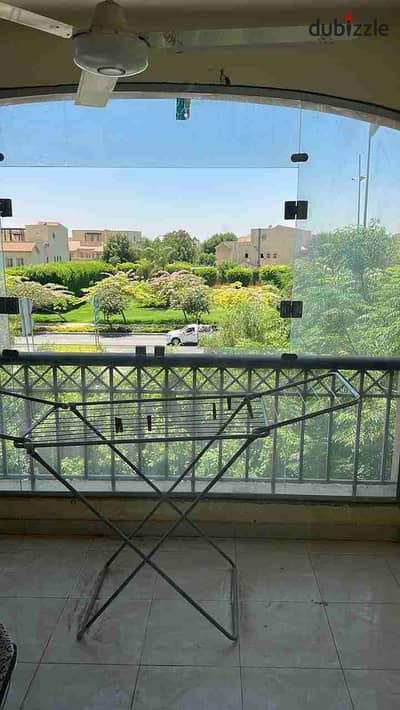 للبيع فى مدينتى شقه 265 متر على الفيلات مباشره بارقى واجمل مراحل مدينتى b1 لعشاق المساحات الكبيره نموذج 600 من أجمل وأفضل تقسيمات فى مدينتى  3 غرف نوم منهم غرفه ماستر و2 حمام وحجره مربيه بحمام تم تعديلها لغرفه معيشه الحمامات تشطيبات خاصه  ال2 حمام الكبار