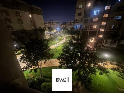 شقة لقطه بسعر تجاري  للبيع في مدينتي B10 موقع مميز بجوار الخدمات مباشرة all season park قريبه من تشطيبات خاصه بالكامل