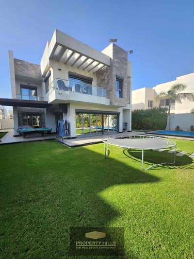 Receive immediately a huge villa of 641m in Sheikh Zayed on Axis 26 directly in front of Arkan next to Swan Lake and First Heights and Rim Residence and Jidar
