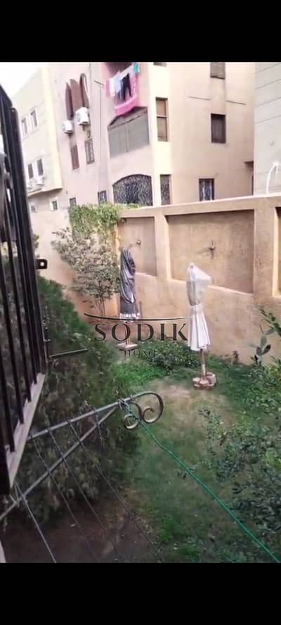 شقة للبيع في مدينة العبور الحي التاني بجوار بنزينة وطنية حي مميز وحيوي وقريب من جميع الخدمات والمواصلات شقة أرضي مرتفع ليها جاردن خلفية