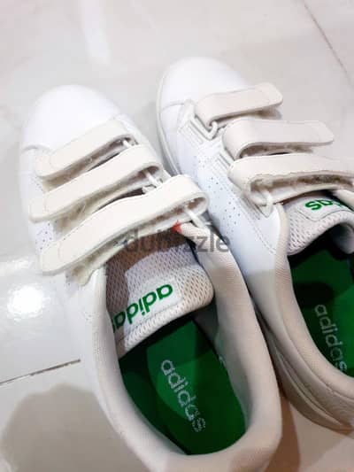 سنيكرز   adidas  . . مقاس 44 . .  أبيض  . . سكوتش . . كالجديد