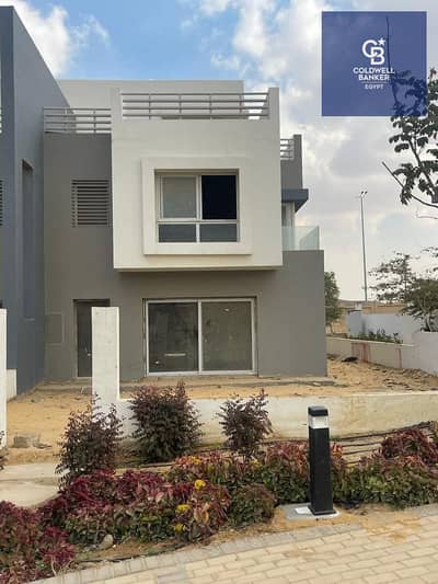 Villa with sea view, prime location in Hyde Park, New Cairo, available for purchase in installments over 10 years.