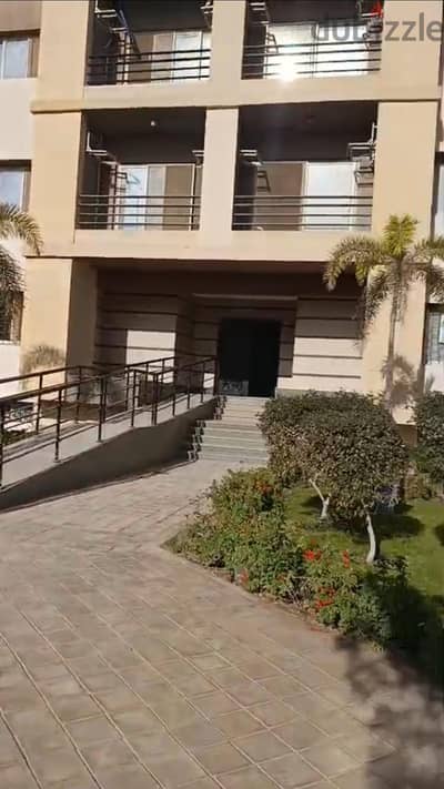 من المالك تطل علي البرج الايقوني وبجوار الخدمات