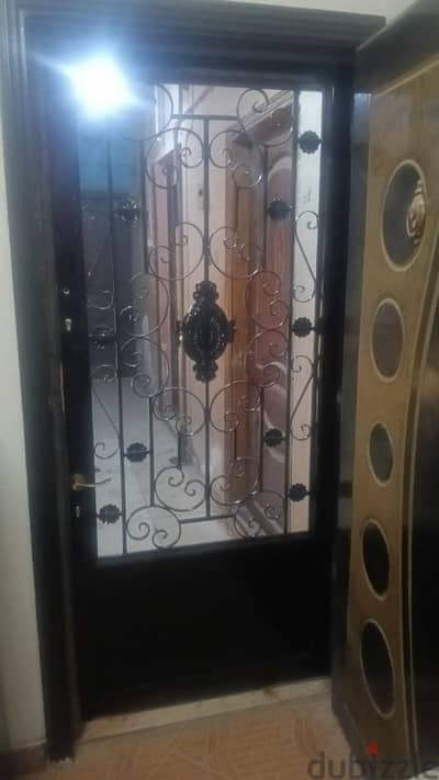 بوابة حديد مقاس 205*94سم حالة ممتازة كسر زيرو