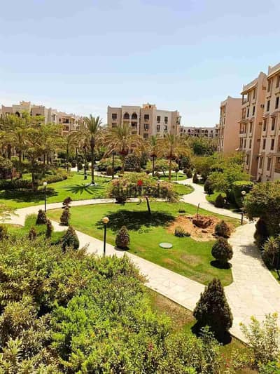 شقة لقطة للبيع بالفرش والاجهزه لوكيشن مميز فيو جاردن بها ٢ اسانسير متاح اكثر من عرض