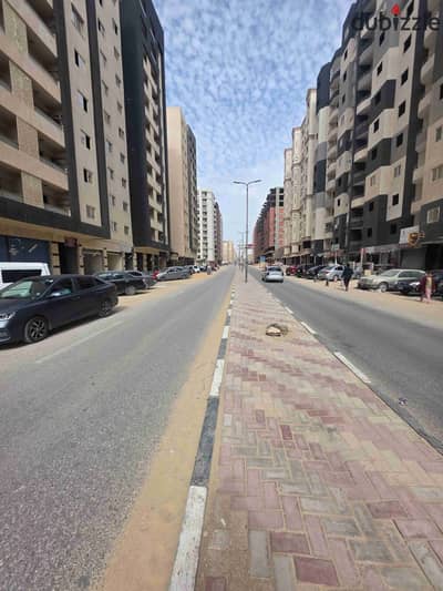 محل للبيع لقطة – حي الواحة – مدينة نصر فرصة استثمار قوية على شارع الخمسين الرئيسي في واحد من أقوى المواقع التجارية بمدينة نصر، وسط كثافة سكانية عالية وحركة مستمرة طوال اليوم.  المساحة: 235 متر واجهة: 8 متر على شارع رئيسي ارتفاع السقف: 4 متر رخصة تجارية جاه