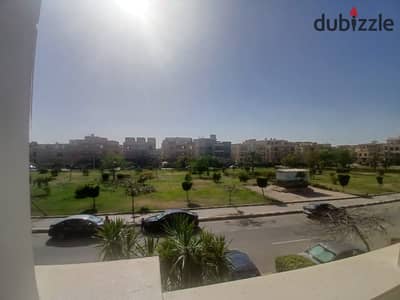 شقة للإيجار بالمطبخ والتكييفات فيو اكبر حديقة بجوار نادي بترو سبورت التجمع الخامس القاهرة الجديدة