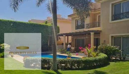 بالسعر القديم فيلا استلام فوري كومبوند ساكن وعايش وفيه كل الخدمات مساحه 608متر مناسبه للعائلات في التجمع الخامس خلفالجامعه الامريكيه و جنب ماونتن فيو و قطاميه ديونز