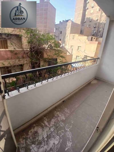 فرصة للسكن الهادي و الاستثمار شقة للبيع مرخصه في أرض البصري المعادي بجانب شارع ٧٧ و خلف شارع احمد ذكي خمس دقائق لمترو المعادي و خطوات لميدان سوارس منطقة متوسطه غير شعبية و الشارع هادي جدا و قريبة من كل الخدمات و المطاعم و المواصلات