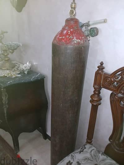اسطوانة اكسوجين كبيرة    كاملة . . .