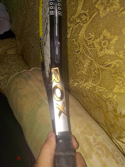 مضرب تنس  ماركة ROX ومكتوب عليه PROFEEL A90.