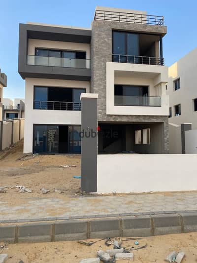 استلم مفتاح فيلتك فوراً في كمبوند The City Valley، واستمتع بإطلالة ساحرة ومباشرة على البحيرات  في أرقى أحياء العاصمة الإدارية.