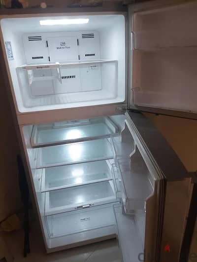 تلاجة LG في حالة ممتازة سبب البيع هو بيع المنزل