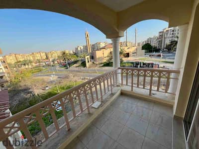 فرصه للسكن أو للاستثمار فى مدينتى بفيو مباشر علي الخدمات و وايد جاردن و شارع   مساحه 135 متر في ارقي مراحلي مدينتي B1   التقسيمه : 3 نوم - 2 حمام - ريسبشن - مطبخ - 2 بلكونه   الدور الثالث طرفيه غير مجروحه نهائيا   فيو جاردن و الخدمات و مترو ماركت   خطوتين