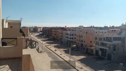 شقة مميزة للبيع في كمبوند لازوردي – الشيخ زايد | مساحة واسعة وموقع راقي _ الحي الثامن